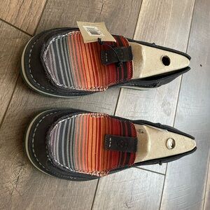 Ariat women’s cruisers NWT